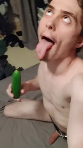 sucking on a cucumber makes me a happy slut😝