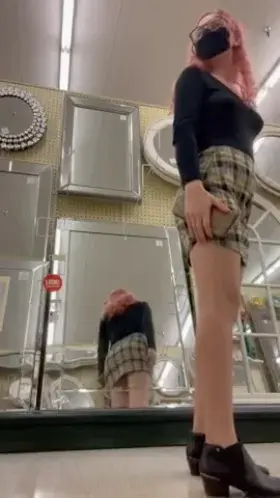 assistance on aisle 5? which mirror does my ass look best in