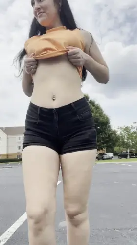 I love public flashing tbh, what would you do if you saw this?🙈🙊