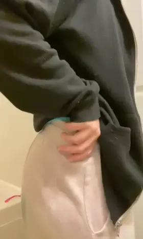 flashing my ass while my bf runs errands 😘😋