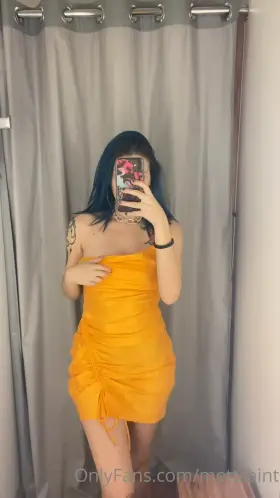 [f] Do you want to fuck me in this store fitting room?