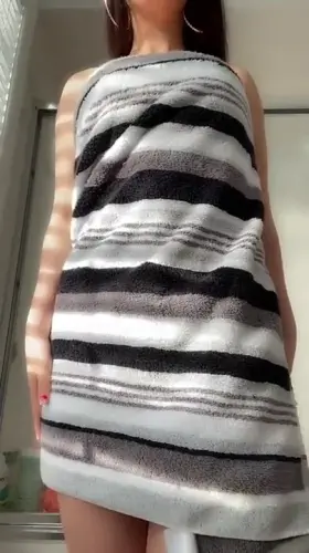 Oops! My towel fell 😳 [Gif]