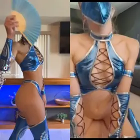 Kitana cosplay TikTok vs Reddit