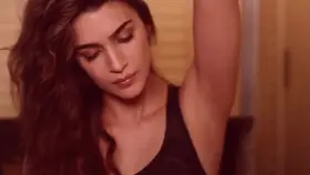 Kriti Sanon can make us all hard just by that face nd those delicious pits of her !
