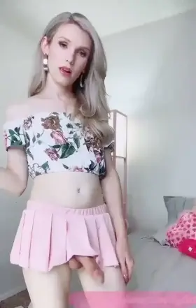 Kylieboudoir from Chaturbate moves her cock up and down