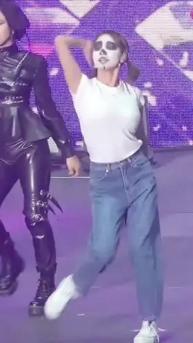 TWICE - Jihyo & Sana