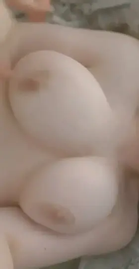 Since you all enjoyed me fingering myself, enjoy my tits 😜