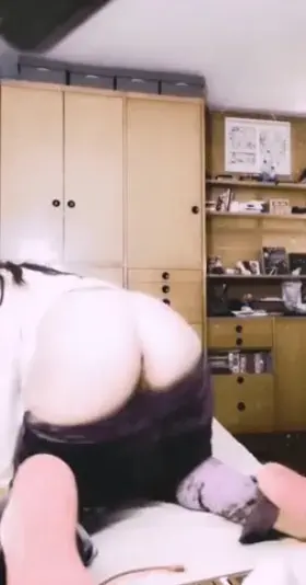 Help... My booty wants your face 😈