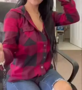 Even in the office I like to show off my big tits😏