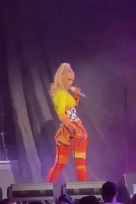 Iggy just playin’ with that phat booty meat