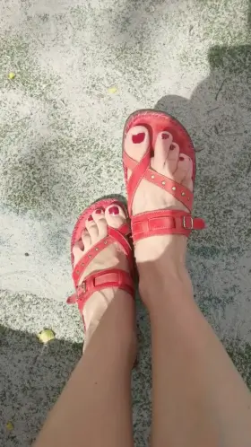 Sunshine day on my feet hope you have too...👅