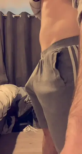 Need my bi dick servicing 🥺