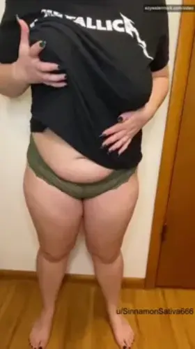 Just your friendly bi big tiddy goth dropping in 😘🤘