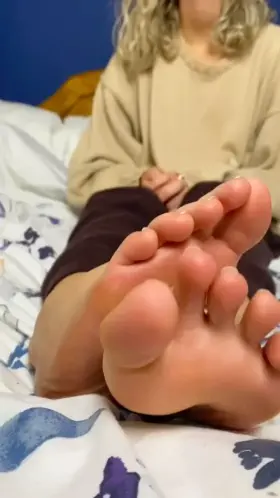 Start your day by rubbing my feet in bed? 😋
