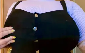 The best thing about having massive tits is that even when they’re fully covered, you can still easily see them😈