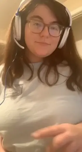 chub nerdy gamer girl titty [drop]