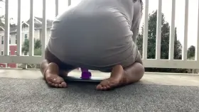 I like to start my mornings off with a little exercise on my balcony 😘