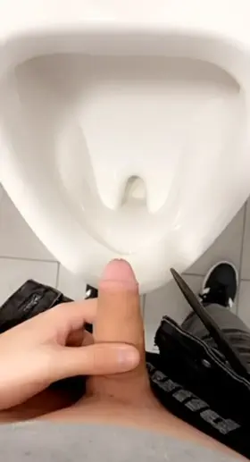 21 I need a femboy pee friend 👉👈