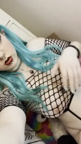 Would you rescue this mermaid from a fishnet? 💦