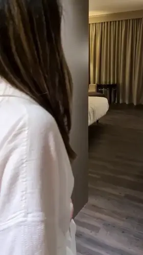 Oh Mann, ich wünsch mir letztes Wochenende zurück! Das war 5 Sekunden bevor er auf mich gesprungen ist und mir die Zunge in den Arsch gesteckt hat. 🤤🔥 Seid ihr auch so urlaubsreif wie ich? (F) (M)