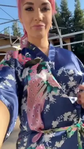 Just stare and pump 💋