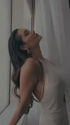 Esha Gupta wants it all over her face 🥵🍆💦💦