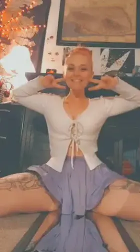 Enjoy my poses big daddies 🤗