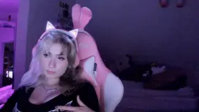 Wanna see this kittys boobs bounce? :)