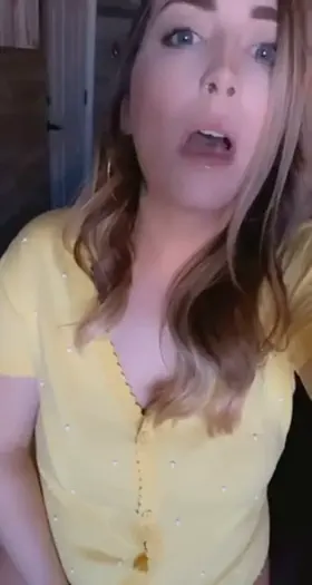 Bi Hotwife Babe Teasing 🤤