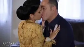 Elegantly dressed up Jennifer Mendez