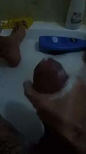 Cu(M)ming sitting down in the shower