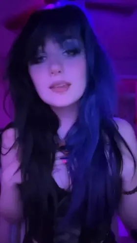 looking for a strong man to dick me down <3