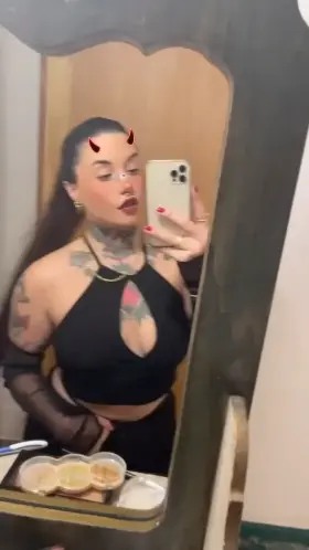 I am goddess Shelby Cobra 👑 comment if you dare to be my new slut 😈