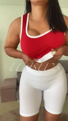 40 mom of 1, all dads at my daughter school wanna talk to me 🤷🏽‍♀️ Do you know why ? 😏