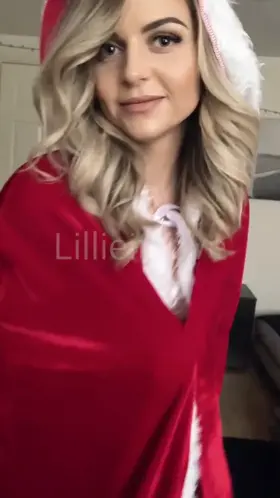 It’s almost December.. can I be your early Christmas present this yr? ☺️🎄