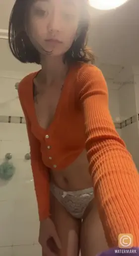 showing off my body before a shower makes me so horny