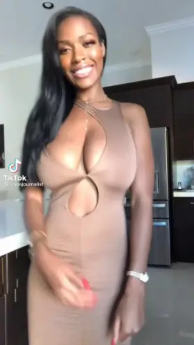 Dulcemoon and her tight dresses 🍒👀