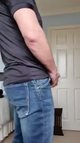 Hard in jeans!! 😋🍆