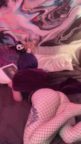 Raven catches you in her room after forgetting an offer she made…💟