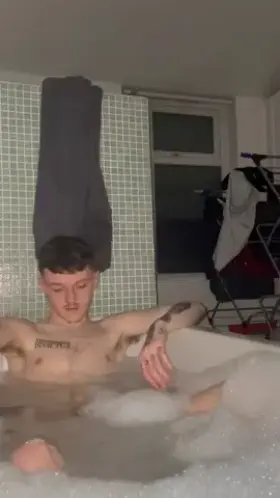 Anybody wanna join daddy in the bath? 😏