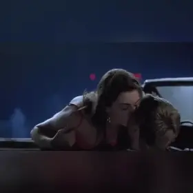 Anne Hathaway (in slomo)