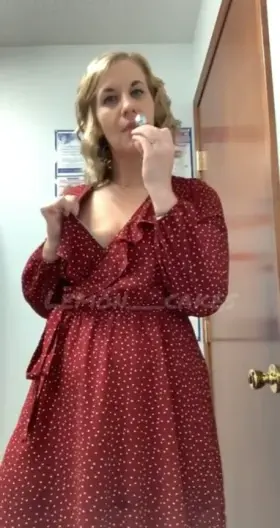 This office dress doesn’t have pockets [GIF]