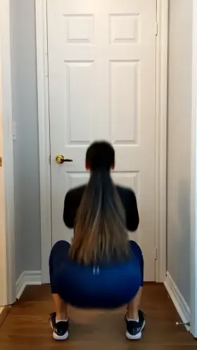 [GIF] Is this what the guys at the gym think about when they see me squatting?