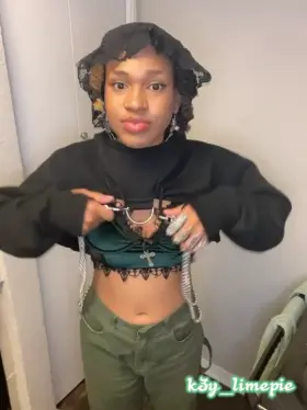 Want to give the girls a kiss? 😚🍒