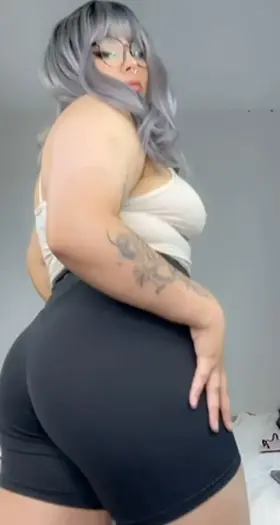 Young and perky 🍑😋