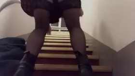 Eure kleine Analschlampe hat sich mal kurz den Dildo geschnappt und auf der Treppe gefickt. 😈 [F21]