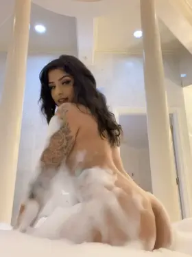 My first post in here! Something about booty + bubbles… 😼🛁💦