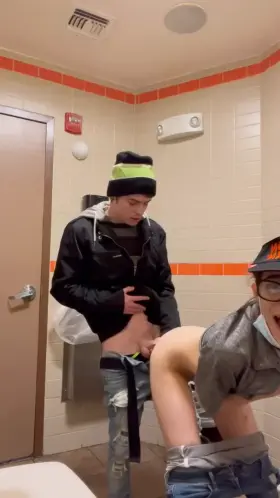 I love when he cums on my ass during a quickie at work 🍩😇