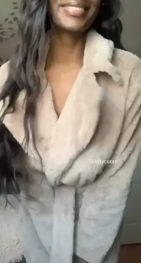 Let’s make a deal, I play with your dick, while you suck my tits😌