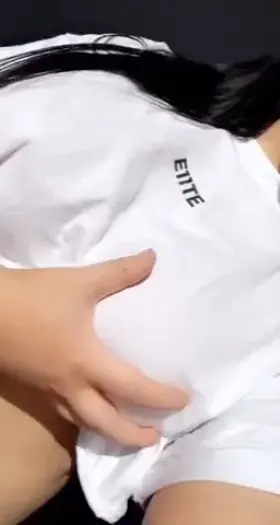 Perky DDDs hiding under my shirt 🙈😍